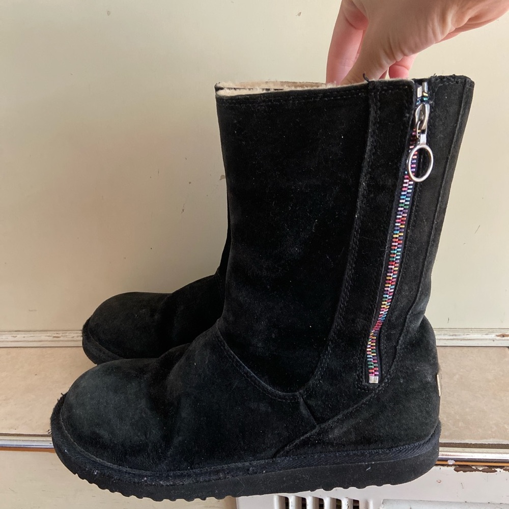 UGG
